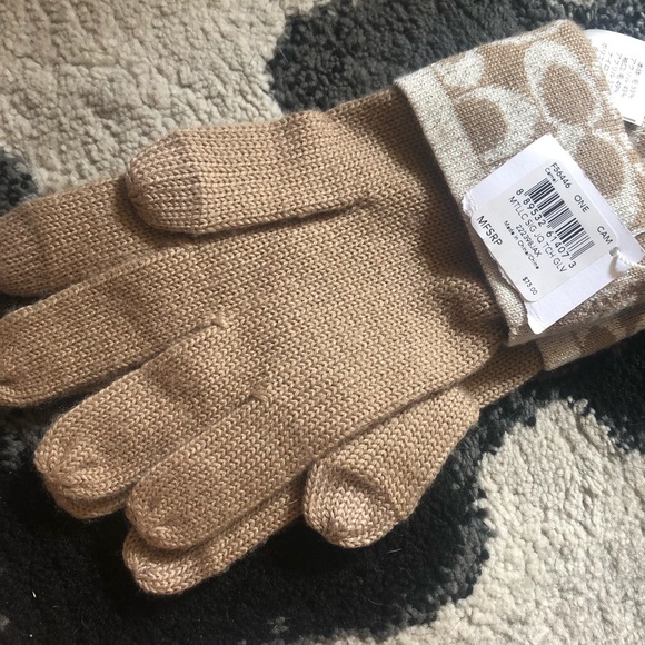 Brand New COACH Gloves - Picture 2 of 3